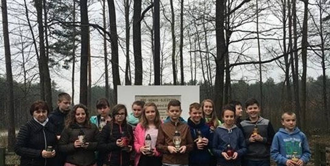 Uczniowie ze Szkoły Podstawowej w Tychowie Starym przed pomnikiem upamiętniającym bitwę pod Tychowem w gminie Mirzec w powiecie starachowickim.