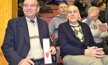 Uhonorowany wielkiej rangi wyróżnieniem Józef Lewandowski na trybunie, z honorowym prezesem Olimpii Ryszardem Szczepańskim