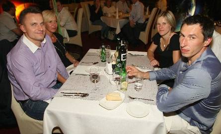 Na wieczór kuchni hiszpańskiej przyszli też dyrektor sportowy Vive Targi Kielce Radosław Wasiak z żoną Katarzyną (z lewej) oraz bramkarz kieleckich szczypiornistów
