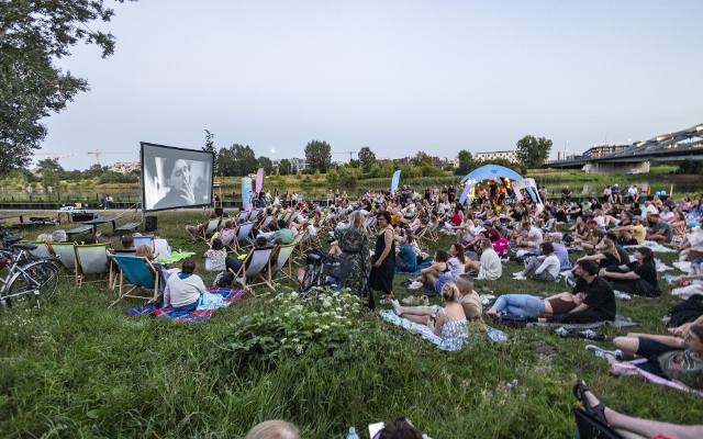 Kino plenerowe w Krakowie nad Wisłą. Tłum na pierwszym pokazie tego lata na Bulwarze Kurlandzkim