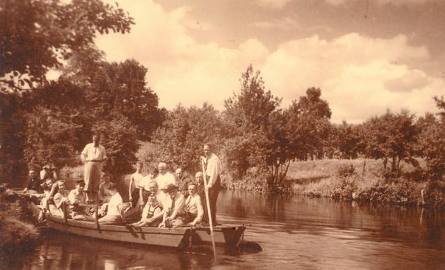 Rok 1938, spływ tratwami na trasie Koronowo-Smukała. Wśród uczestników jest twórca tratwy p. Rzeźniacki z synek Wojciechem