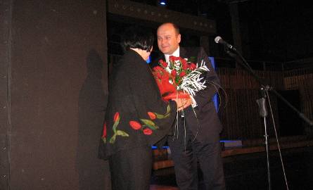 Ewa Gęga- Osowska, dyrektor festiwalu, otrzymała kwiaty od prezydenta, Andrzeja Kosztowniaka.