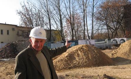 Za dotychczasowym budynkiem będzie dobudowana nowa hala – pokazuje nam kierownik Andrzej Krztuk