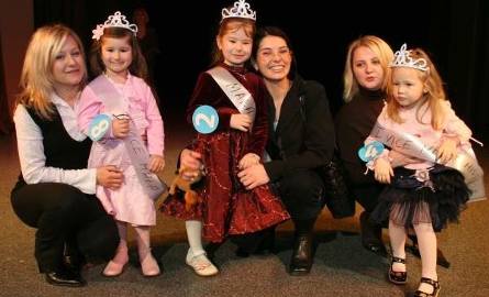 Zwyciężczynie konkursu Mała Miss Ziemi Świętokrzyskiej 2007 razem ze swoimi mamami.