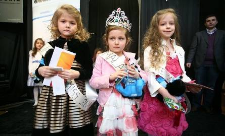 Oto finałowa trójka Małej Miss Ziemi Radomskiej 2011. Od lewej: II vice miss 6-letnia Martyna Falińska z Radomia, Mała Miss 4-letnia Julia Zięba z Radomia
