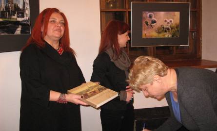 Każdy uczestnik spotkania otrzymał album od Beaty Drozdowskiej
