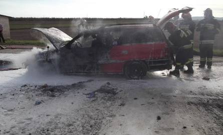 Groźna kraksa trzech aut pod Opatowem. Opel stanął w płomieniach
