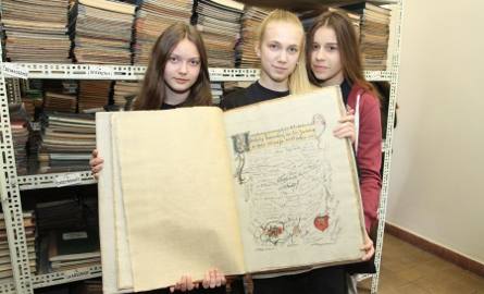 Ola, Magda i Kornelia, uczennice z Zespołu Szkol Sióstr Nazaretanek imienia świętej Jadwigi Królowej w Kielcach, zainteresowały się księgą pamiątkową