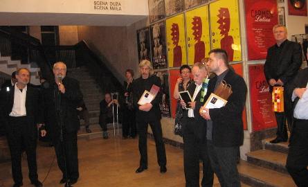Już w foyer teatru Andrzej Rozhin podziękował wszystkim twórcom przedstawienia "Brat naszego Boga”. Z lewej- Janusz Łagodziński, brat Alber