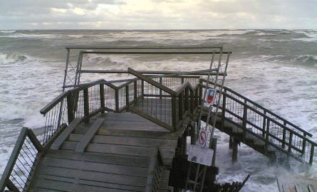 Skutki sztormu w Rowach. Główne zejście na plażę.