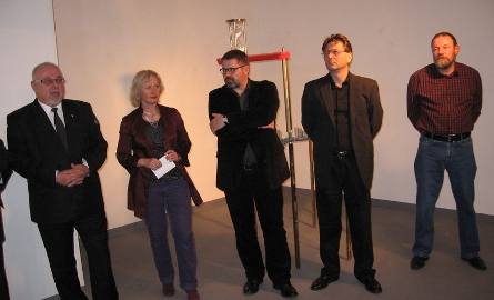 O iluzji w dziełach autorów mówiła Eulalia Domanowska, kurator wystaw. Od lewej: Marcin Berdyszak, Jacek Jagielski i Ryszard Ługowski. Z lewej- Zbigneiw