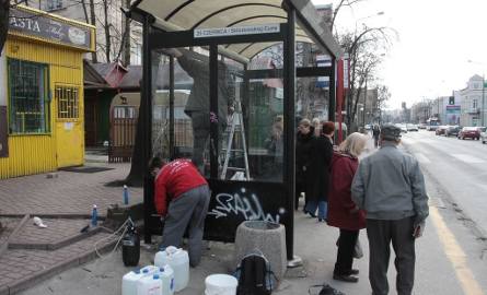 Pracownicy jednej z firm dokładnie umyli wiatę przy ulicy 25 Czerwca w Radomiu.