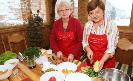 Perfekcyjny duet: wojewoda Bożentyna Pałka – Koruba i Joanna Falecka podczas przygotowywania sałatki.