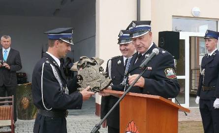 Statuetka Św. Floriana od posła Mirosława Pawlaka i Jana Kosieli- prezesa powiatowego ochotniczych Straży Pożarnych.