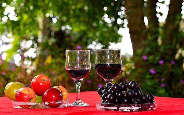 W zależności od gatunku owoców i tego, jakie ma być wino, dobiera się różne proporcje składników.