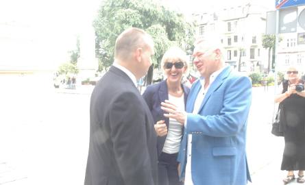 Wojewoda lubuski Jerzy Ostrouch, wiceprezydent miasta Wioleta Haręźlak oraz Zbigniew Czmuda z Pałacu Wiechlice (z prawej)