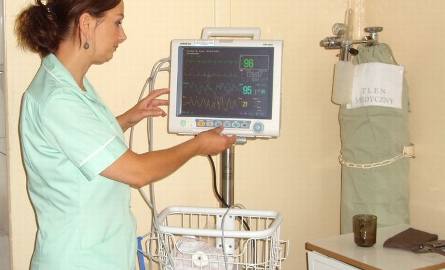 - Cieszę się, że możemy w pracy używać tak dobrego sprzętu - pielęgniarka Stefania Kowalewska chwali kardiomonitor
