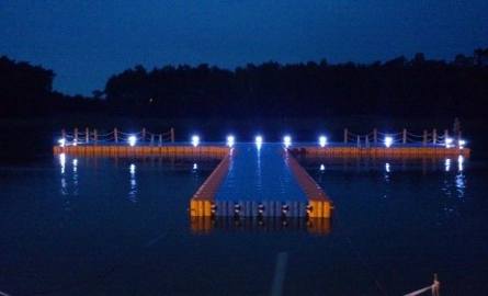 Tak nocą będzie się prezentowało pływające molo na zalewie w Siczkach.