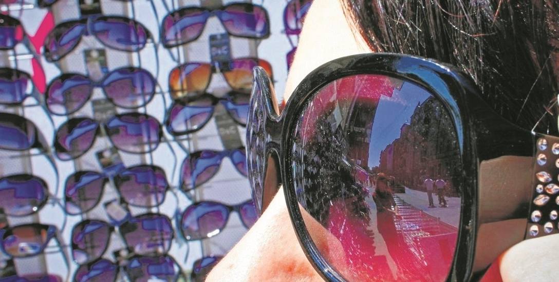 Podstawowym zadaniem okularów przeciwsłonecznych jest ochrona oczu przed szkodliwym działaniem promieni słonecznych a szczególnie promieniowania UV
