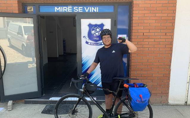 Dopiero co przejechał z Krakowa do Kosowa na rowerze, a już rzuca nowe wyzwanie piłkarzom Wisły