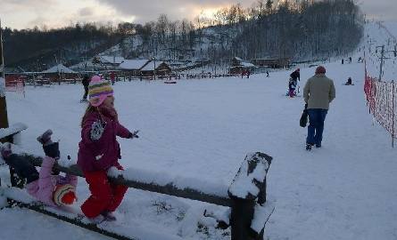 Młodszym adeptom sztuki narciarskiej na stoku w Bałtowie musi wystarczyć ośla łączka z instruktorem.