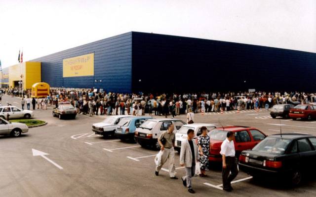 26 lat temu w Krakowie otwarta została pierwsza IKEA. To był zakupowy szał. Zobaczcie, jak zmieniło się to miejsce!
