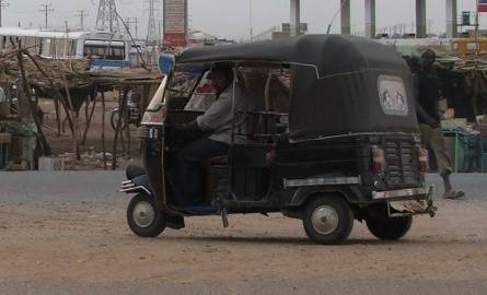 Najpopularniejszym środkiem transportu w Sudanie są takie trójkowłowe ryksze. Tanie i łatwo dostępne. O komfort trudno się jednak w takich warunkach