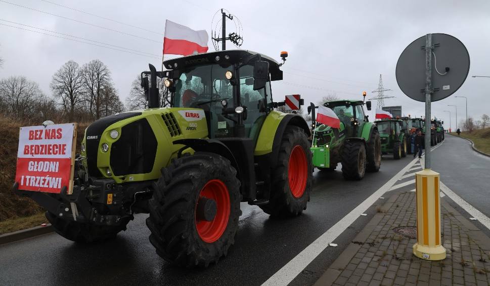 Film do artykułu: Protest rolników w Szczecinku. Droga krajowa nr 11 zablokowana [ZDJĘCIA]