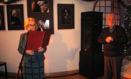 Krystyna Szymańska przyszla z listem od prezydenmta Andrzeja Kosztowniaka dziękującym fotografikom za przygotowanie wystawy w Magdeburgu
