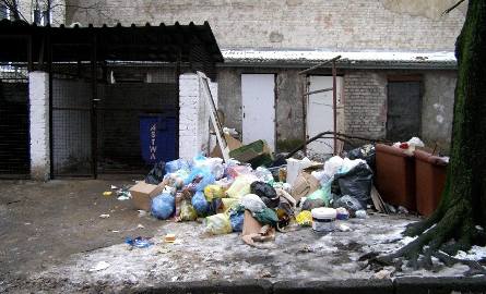 Śmieci zostały na święta. Tak wygląda podwórko w centrum Białegostoku. (zdjęcia)