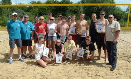 Uczestnicy pierwszego turnieju na nowych boiskach do piłki plażowej w Tarnobrzegu.