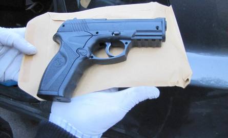 Policja sprawdza, czy na ten pistolet potrzebne było pozwolenie i czy wcześniej nie był on używany do innych przestępstw