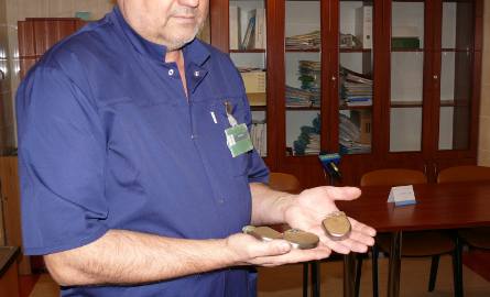 Dr Zbigniew Hyła prezentuje kardiowerter – defibrylator.