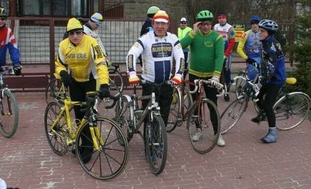 Jacek Jędrzejkiewicz, były prezydent Kielc, specjalista inżynierii sanitarnej (pierwszy z lewej, w żółtym stroju), uznaje tylko relaks na rowerze. Jak