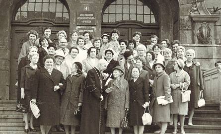 Rok 1964. Spotkanie absolwentek od „Rolbieskiej”. Pani Urszula Świątek stoi w drugim rzędzie od dołu, w środku (w białym kapeluszu i ciemnym płaszcz