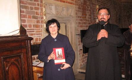 Ewa Gęga – Osowska i ksiądz Arkadiusz Bieniek zaprezentowali najnowszą książkę o radomskiej Farze wydaną przez Stowarzyszenie Przyjaciół Radomskiej