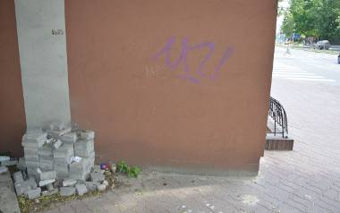 Zalegająca kostka na chodniku w Kielcach. „Powinni ją zabrać, zanim trafi w ręce chuliganów”