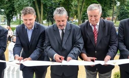 Prokurator generalny Andrzej Seremet (pierwszy z lewej) ciął wstęgę na otwarcie pałacu razem z Jackiem Kowalczykiem, Ryszardem Czajką, Tadeuszem Kowalczykiem