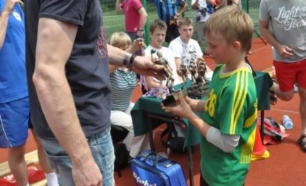 Karol Bielecki w sobotę gościł w Sandomierzu. Wręczał nagrody najlepszym zawodnikom turnieju „Od uczniaka graj w szczypiorniaka”.