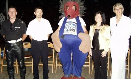 Z redakcyjnym Jeżem Edkiem zaprzyjaźniły się nie tylko dzieci, ale także partnerzy i sponsorzy akcji "Pierwszaki 2005", (od prawej)
