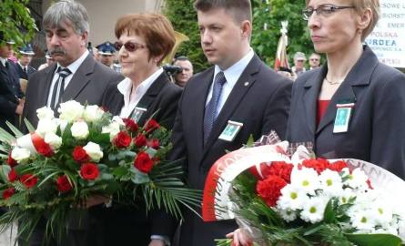 Burmistrzowie Włoszczowy w towarzystwie zaproszonych parlamentarzystek Prawa i Sprawiedliwości złożyli kwiaty przy pomniku braterstwa broni Armii Krajowej