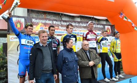 Z przodu, z lewej - Andrzej Piątek, szef wyszkolenia Polskiego Zwuiązku Kolarskiego i Simona Davidkova, komisarz wyścigu z ramienia UCI.