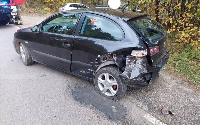 Powiat olkuski. Wypadek dwóch samochodów osobowych na drodze Olkusz-Bukowno. Trzy osoby poszkodowane. ZDJĘCIA