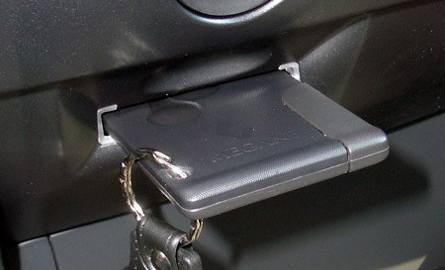 Z kartą „Hands Free” najczęściej powiązany jest system uruchamiania auta przyciskiem start/stop. Nie ma więc stacyjki do której wkłada się kluczyk, w