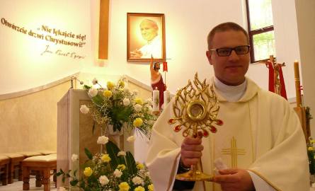 W kaplicy uniwersyteckiej pod wezwaniem świętego Jana Pawła II w Stalowej Woli można było ucałować relikwię z krwią świętego patrona.
