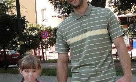 - Zuzi trzeba jeszcze pomóc przynieść tornister do szkoły – mówi jej tata Rafał Wojewoda, który odprowadza córkę do szkoły podstawowej numer 13 w Ra