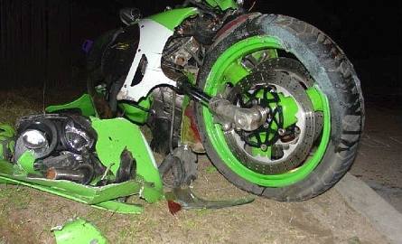 Kawasaki roztrzaskało się o ciężarówkę! 23-letni motocyklista nieprzytomny. To star wymusił pierwszeństwo (foto)