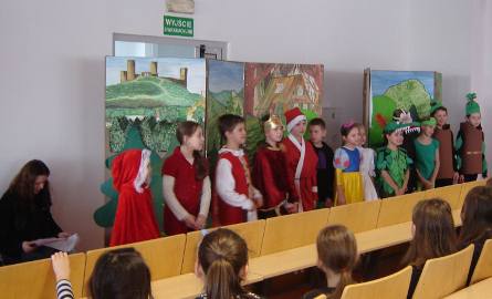 Koło teatralne „Groch z kapustą” ze Szkoły Podstawowej numer 7 w Kielcach pokazało przedstawienie pod tytułem „Czerwony Kapturek szuka księcia w Int