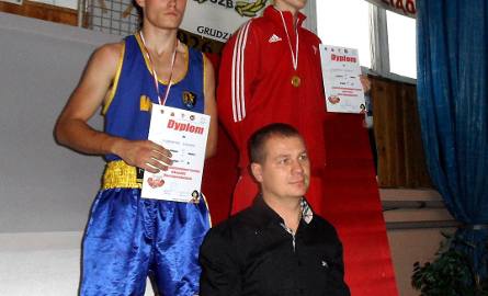Zwycięzca finału 69 kg B Konrad Olszewski (Bombardier Gdynia, czerwony dres) i Bartosz Dąbrowski (2. m., Gryf Wejherowo). Dekorował ich Marcin Stankiewicz,