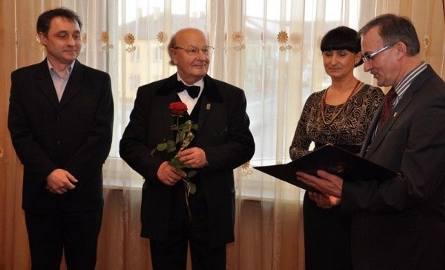 Burmistrz Jerzy Pasek (z prawej) wręczył jubilatowi list gratulacyjny, obok Izabela Ronduda, dyrektor LCK